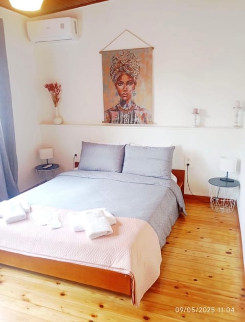 Bed, Decorative detail, Bedroom, towels, air conditioner