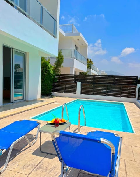 Balcony/Terrace, Swimming pool, Swimming pool, sunbed