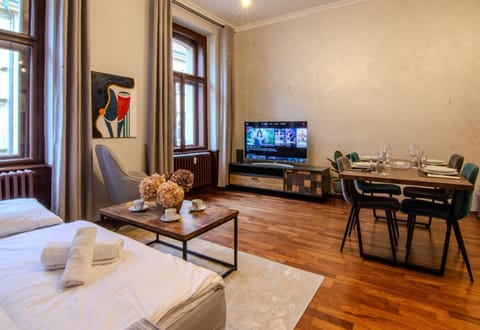Communal lounge/ TV room, TV and multimedia, Living room, Seating area, Dining area