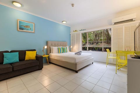 Bed, Living room, Photo of the whole room, air conditioner