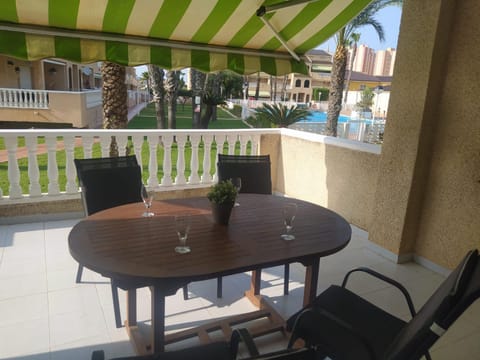 Patio, Day, Dining area, Swimming pool, sunbed