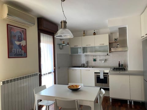 Kitchen or kitchenette, Dining area, pet friendly, stove