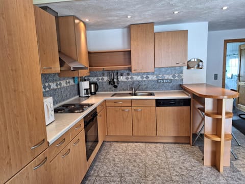 Coffee/tea facilities, Kitchen or kitchenette, dishwasher, minibar, stove