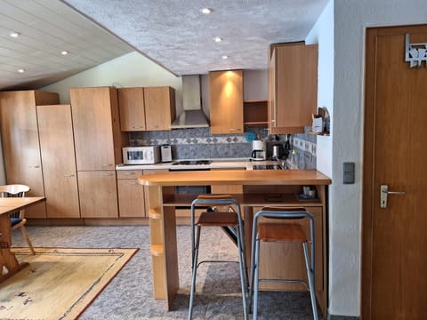 Coffee/tea facilities, Kitchen or kitchenette, Dining area, minibar, stove