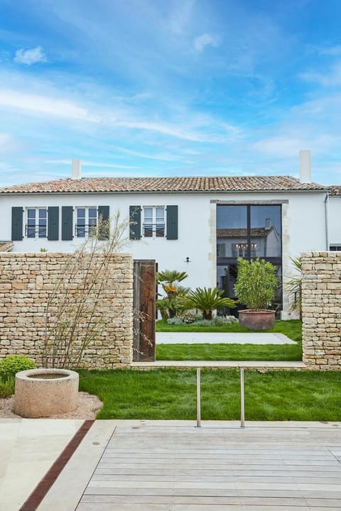 Property building, Garden, Swimming pool