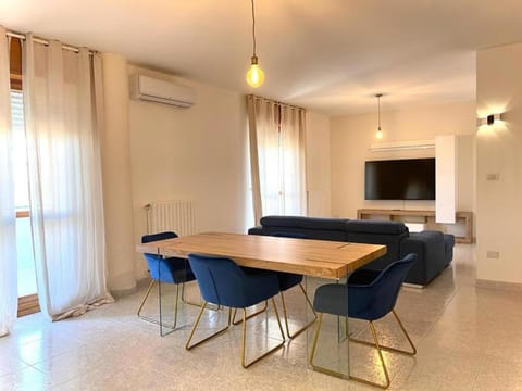 TV and multimedia, Living room, Seating area, Dining area, air conditioner