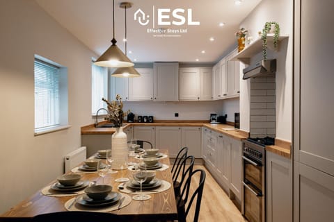 Kitchen or kitchenette, Dining area, minibar, pet friendly, stove