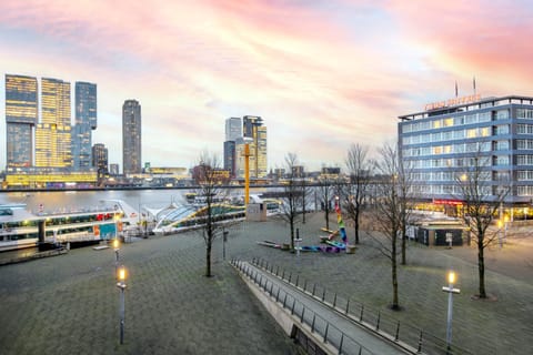 Property building, Facade/entrance, City view, River view, Location