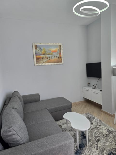 TV and multimedia, Living room, Seating area, Evening entertainment