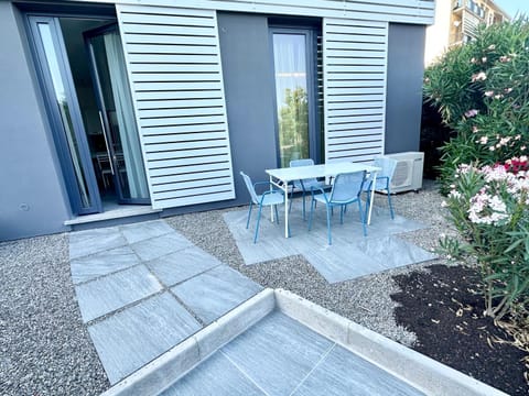 Property building, Patio, Day, Garden, Garden, Dining area, Garden view