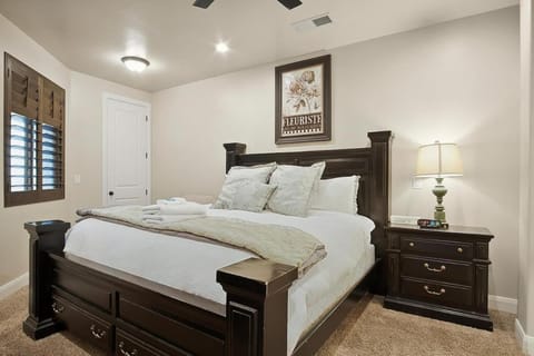 Rejuvenating Retreat Private Hot Tub and Amenities House in Washington