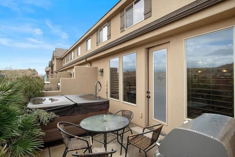 Rejuvenating Retreat Private Hot Tub and Amenities House in Washington