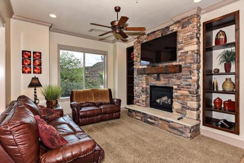 B2 Poolside Palace Top Floor 3 Bdrm Sunset View House in Washington