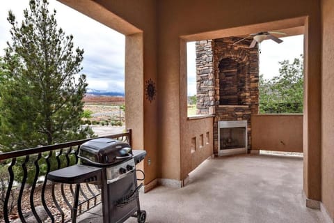 B2 Poolside Palace Top Floor 3 Bdrm Sunset View House in Washington