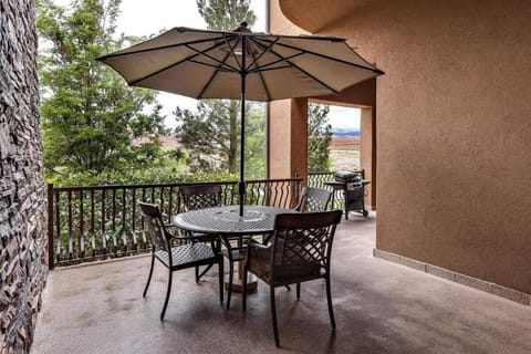 B2 Poolside Palace Top Floor 3 Bdrm Sunset View House in Washington