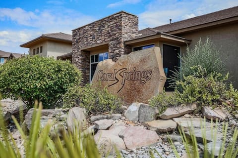 B2 Poolside Palace Top Floor 3 Bdrm Sunset View House in Washington