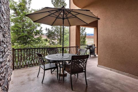B2 Poolside Palace Top Floor 3 Bdrm Sunset View House in Washington