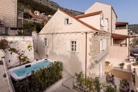 Property building, Day, Swimming pool