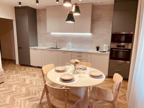Kitchen or kitchenette, Dining area, minibar, pet friendly, stove