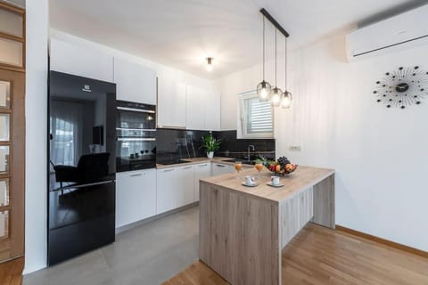 Kitchen or kitchenette, Dining area, dishwasher, minibar, pet friendly, stove