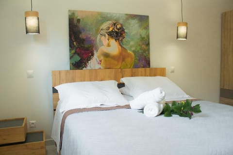 Bed, Photo of the whole room, Decorative detail, towels