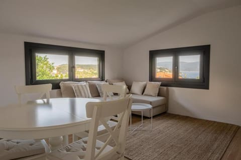 TV and multimedia, Living room, Dining area, Sea view