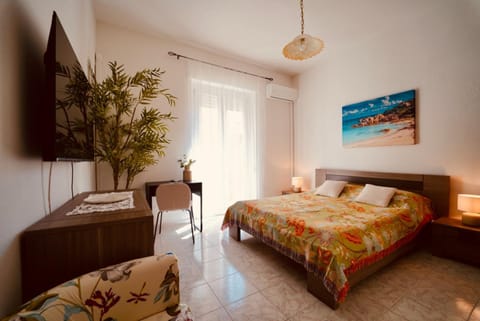 Bed, TV and multimedia, Photo of the whole room, Bedroom