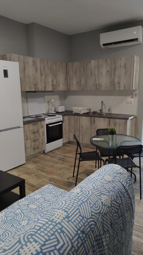 Kitchen or kitchenette, Dining area, pet friendly, stove, toaster, air conditioner