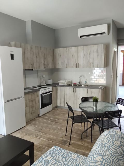 Kitchen or kitchenette, Living room, Seating area, Dining area, pet friendly, stove, air conditioner