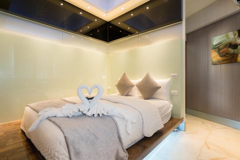 Bed, Photo of the whole room, Bedroom, towels