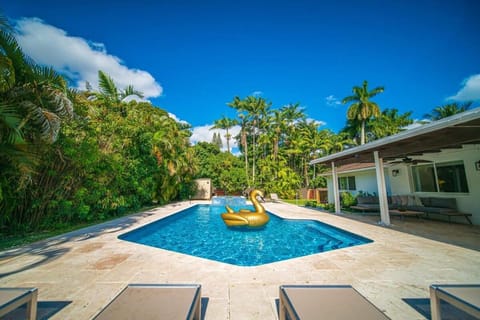 Luxury 7BR Villa Vizcaya Pool Sauna Gym Golf Villa in Golden Glades