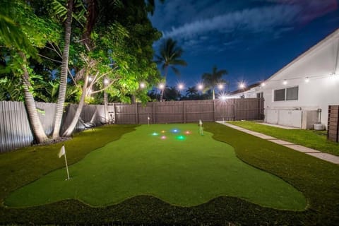 Luxury 7BR Villa Vizcaya Pool Sauna Gym Golf Villa in Golden Glades