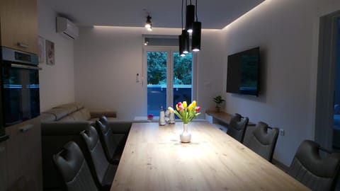 Communal lounge/ TV room, TV and multimedia, Kitchen or kitchenette, Living room, Seating area, Dining area