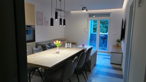 Kitchen or kitchenette, Living room, Seating area, Dining area