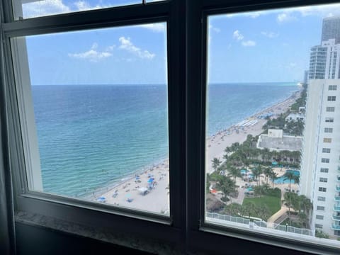 Penthouse Beach Front 1st line, 2 BR, 2 BA, New Decoration & Furnitures, unobstructed view of the beautiful Atlantic, free parking Apartment in Hollywood Beach