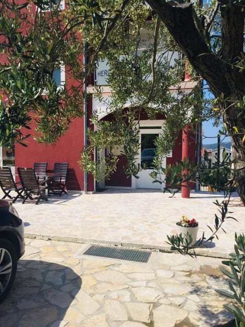 Property building, Day, Garden, Parking