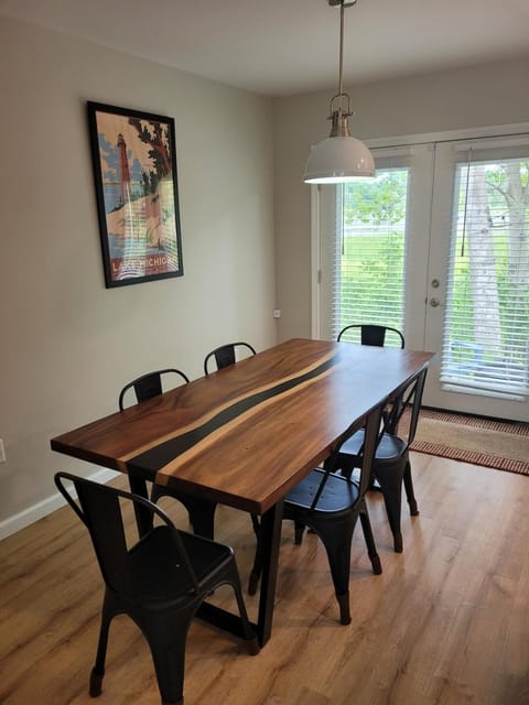 White Birch - Riverfront and Newly-Remodeled! House in Elberta