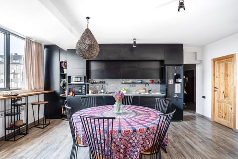 Kitchen or kitchenette, Dining area