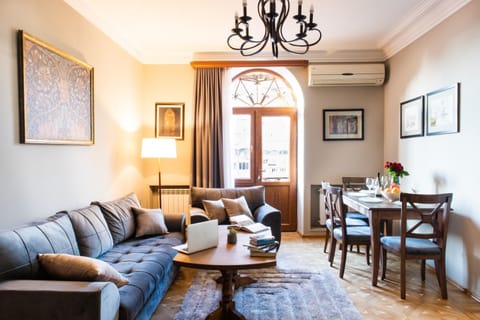 Living room, Seating area, Dining area, air conditioner