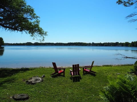 A Short's Walk - Lakefront w Spa & Kayaks! House in Elk Rapids