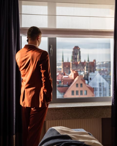 Living room, Photo of the whole room, City view, group of guests