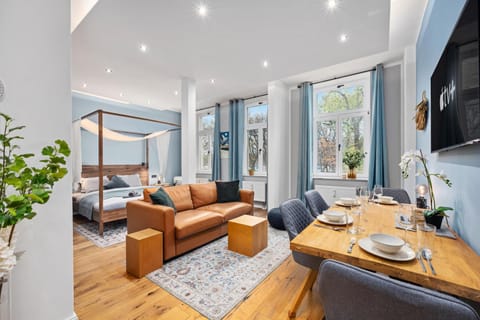 Bed, TV and multimedia, Coffee/tea facilities, Living room, Photo of the whole room, Seating area, Dining area, Bedroom