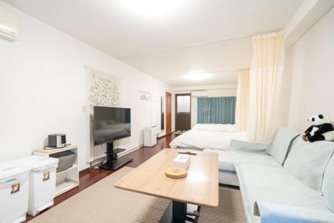 Bed, TV and multimedia, Photo of the whole room