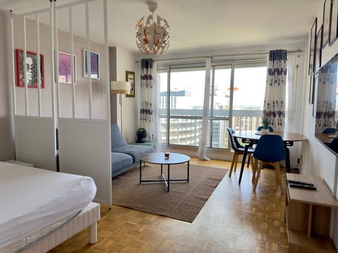 Bed, TV and multimedia, Living room, Seating area