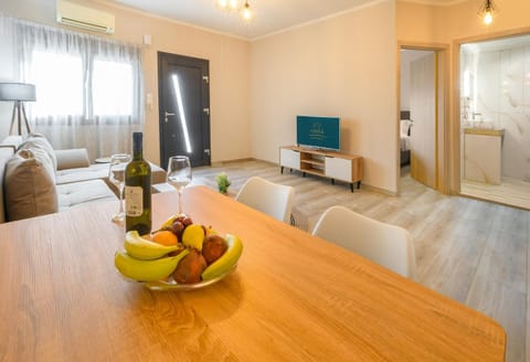 TV and multimedia, Living room, Seating area, Dining area