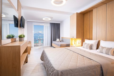 Bed, Other, Photo of the whole room, Decorative detail, Sea view