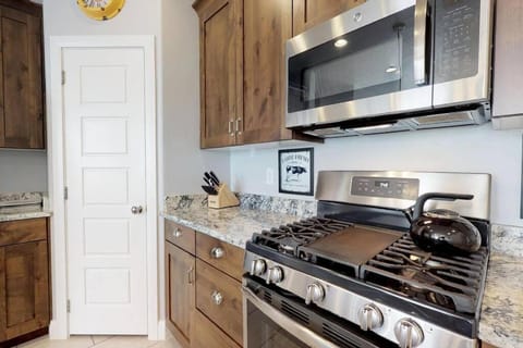 Southern Comfort-Pool! Hot Tub! House in Washington