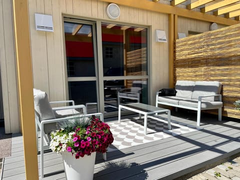 Property building, Patio, Day, Balcony/Terrace, Balcony/Terrace
