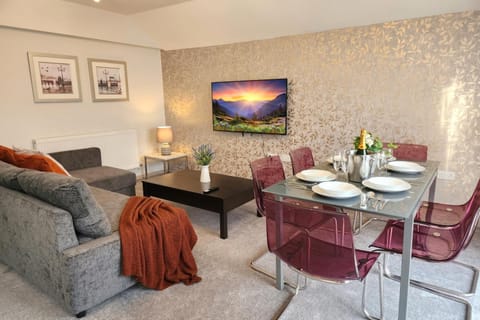 TV and multimedia, Living room, Seating area, Dining area