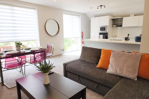 Kitchen or kitchenette, Living room, Seating area, Dining area, minibar, pet friendly